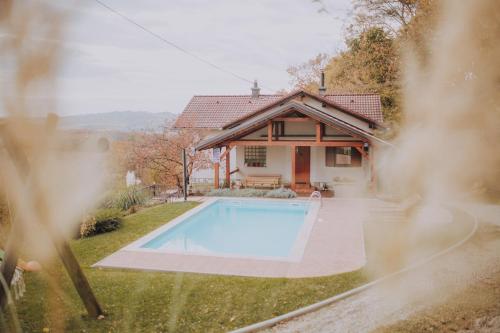 圣马丁娜穆里Holiday Home Medimurski Ceker的庭院中带游泳池的房子