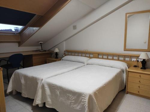圣拉菲尔Residencial Pinar San Rafael (VuT)的一间卧室配有两张白色的床和电视