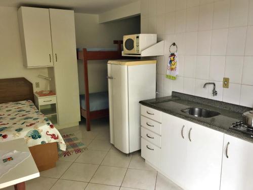 弗洛里亚诺波利斯Residencial Caminho das Pedras - Praia da Solidão的厨房配有白色冰箱和水槽