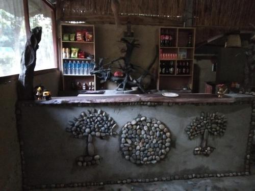 奇旺Chital lodge的厨房里设有树木的柜台