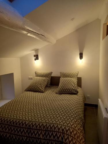 阿维尼翁Gîte de Valentin Moulin de Tartay en Avignon的一间卧室配有带2个枕头的床