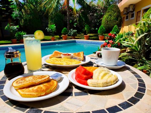 马那瓜Hotel Los Pinos的餐桌,早餐盘和饮料