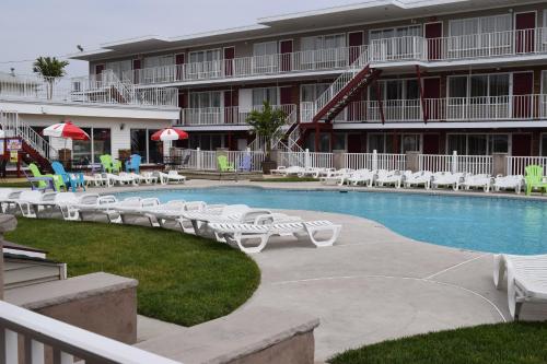 希塞德高地赫尔希汽车旅馆的一个带躺椅游泳池的度假胜地和一家酒店