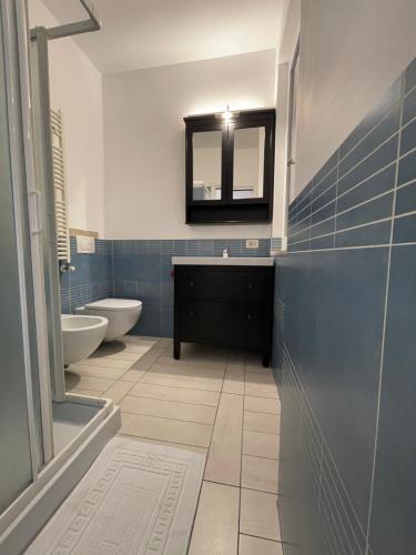 安科纳Al Piano 2的浴室设有2个卫生间、水槽和镜子