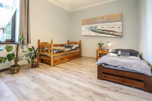 BystraVilla 124 SPA & Sauna komfortowy apartament Beskidy的一间卧室设有两张床和盆栽植物