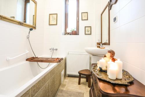 BystraVilla 124 SPA & Sauna komfortowy apartament Beskidy的浴室设有一张带蜡烛和水槽的桌子。