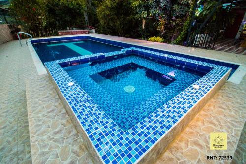 马尼萨莱斯Bosques de la Pradera的地面上一个蓝色瓷砖的游泳池