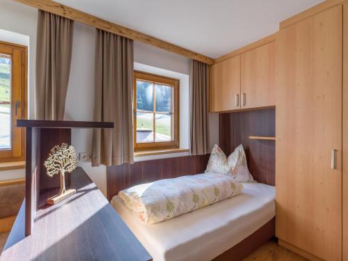 瑟尔Stöcklalm的一间卧室设有一张床和一个窗口