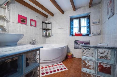 兰格雷奥La casita azul的浴室配有白色浴缸和水槽