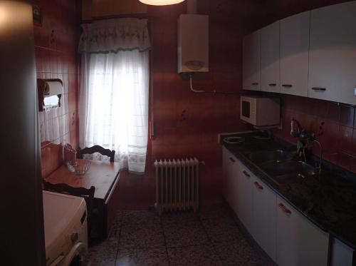 塞埃欣Casa rural "La Bodega"的一个带水槽和窗户的小厨房