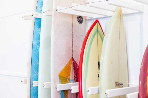 拜伦湾The Surf House的一堆冲浪板靠墙排成一排
