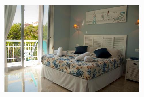 圣贝内代托-德尔特龙托Casa Antonelli的一间卧室设有一张床和一个阳台