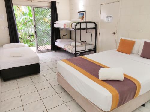 达尔文椰林假日公寓 的一间带两张床的卧室和一个阳台