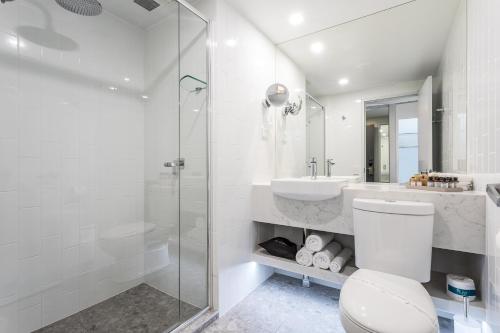 布里斯班金斯福德史密斯汽车旅馆的浴室配有卫生间、盥洗盆和淋浴。