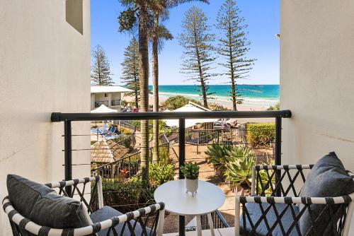 库鲁姆海滩Coolum Beachside Studio的一个带桌椅和海滩的阳台