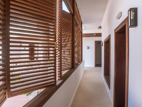 明德卢Casa da Djedja的房屋窗户上带木百叶窗的走廊