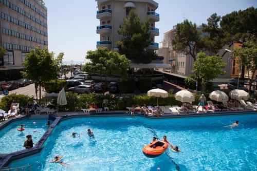 利多迪耶索罗阿马尔菲酒店 的一群人在游泳池里