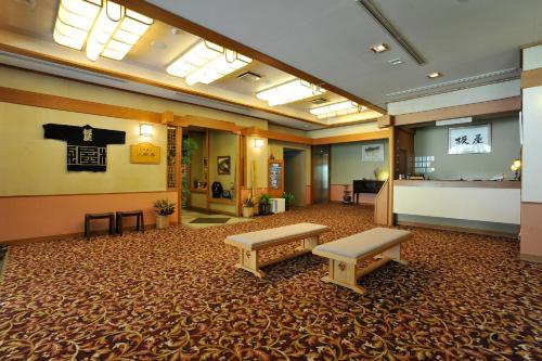 日光汤元小滨市酒店的大堂设有2张长椅和等候室