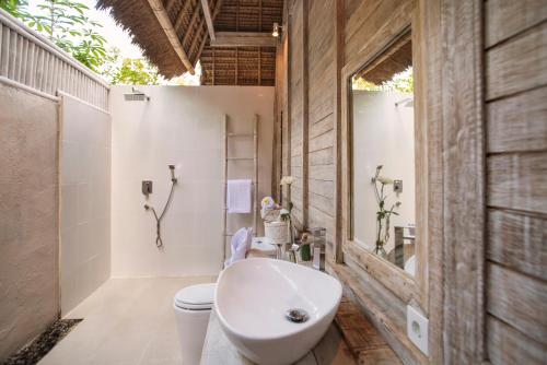 蓝梦岛科莫多花园酒店的浴室配有白色卫生间和盥洗盆。