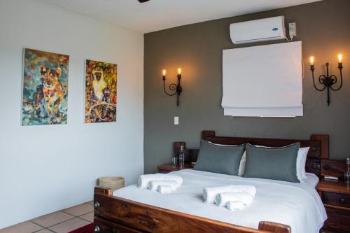 玛洛斯帕克Vida Nova Kruger的一间卧室配有一张床,上面有两条毛巾