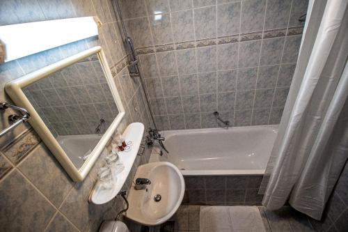 萨格勒布Hotel Novi Zagreb的一间带水槽、浴缸和卫生间的浴室
