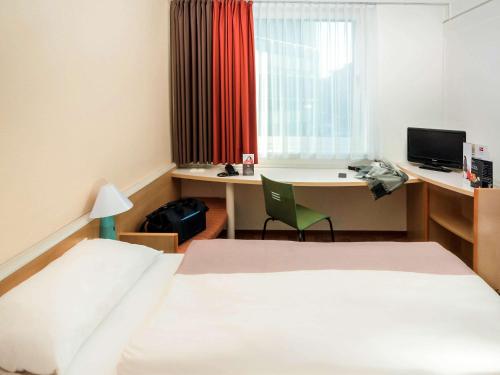 科布伦茨科布伦茨市宜必思酒店的酒店客房配有一张床和一张带电脑的书桌