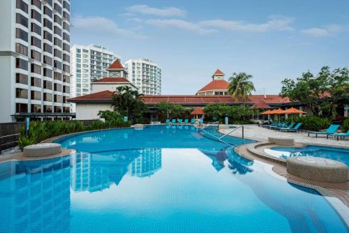 新加坡JEN Singapore Tanglin by Shangri-La的一座位于酒店后面的游泳池