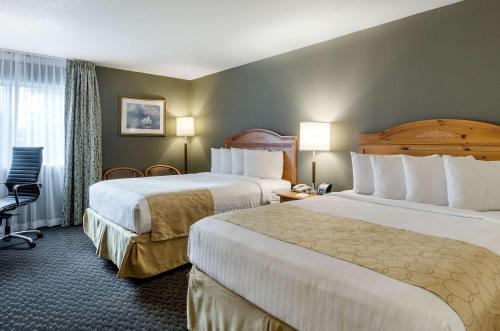锡康克Clarion Hotel Seekonk - Providence的酒店客房,配有两张床和椅子