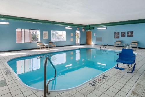 恩波里亚Comfort Inn & Suites的一个带蓝色椅子的大型游泳池