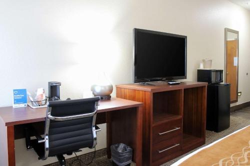 富尔顿戴尔Comfort Inn & Suites Fultondale Gardendale I-65的客房设有书桌、电视和椅子