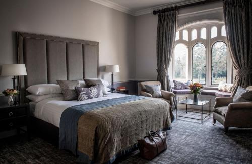 南特威奇洛克利赫尔Spa酒店的一间卧室设有一张大床和一个大窗户