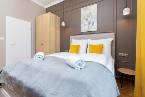 索波特Sopot RIVOLI Apartments by Renters的一间卧室配有一张大床和毛巾