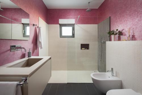 罗维尼Villa Valsavia-apartment Monsena with pool and SPA的粉红色的浴室设有水槽和卫生间