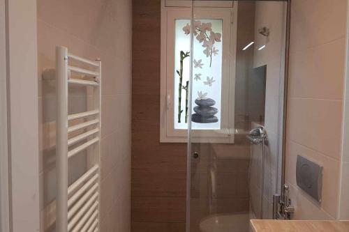 AixirivallRefugio Mirador en Casa Rural Camp de Claror的带淋浴、窗户和水槽的浴室