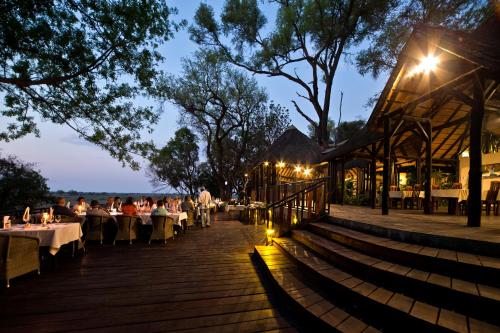 KongolaNamushasha River Camping2Go的一家餐厅,晚上有人坐在桌子旁