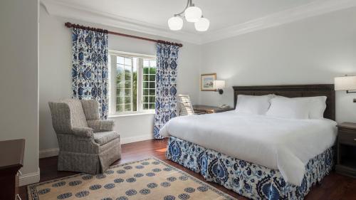 汉密尔顿Oxford House的卧室配有床、椅子和窗户。