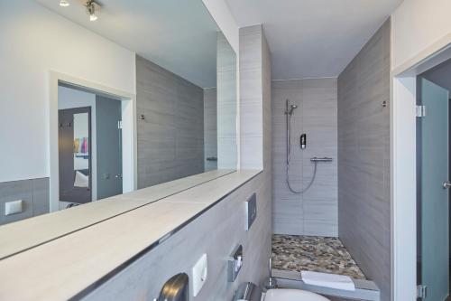 蒙塔鲍尔施勒蒙酒店的带淋浴和卫生间的浴室。