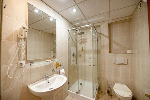 瑞瓦鲁斯酒店的一间浴室