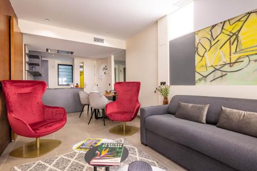 马拉加Home Art Apartments Soho的带沙发和红色椅子的客厅