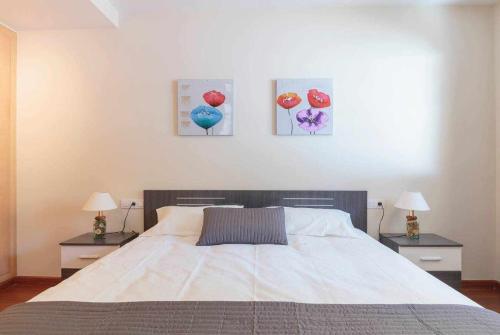 卡尼略Centro de Canillo GRANDVALIRAMONT MAGIC的卧室配有一张墙上三幅画作的床