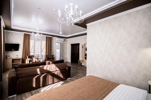 矿水城Гостевой дом Villa Aila的一间卧室设有一张床和一间客厅。