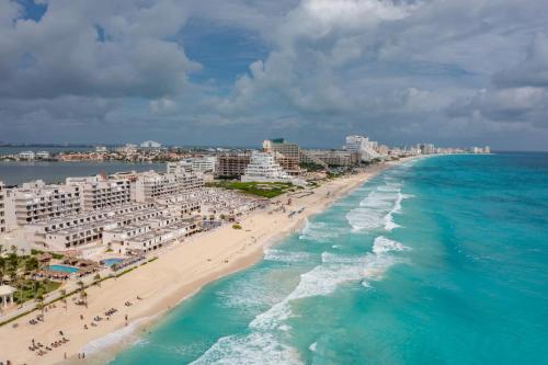 坎昆Amazing Caribbean Ocean view at Villas Marlin in Cancun的享有海滩的空中景色,设有建筑和海洋