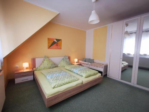 Ferienwohnung Zschorlau/Erzgebirge 03771 479123客房内的一张或多张床位