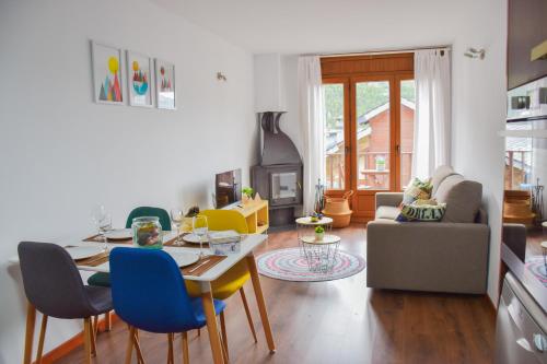 埃尔塔特Apartament Ninot Bonito apartamento con vistas a la X de Grandvalira的厨房以及带桌椅的起居室。