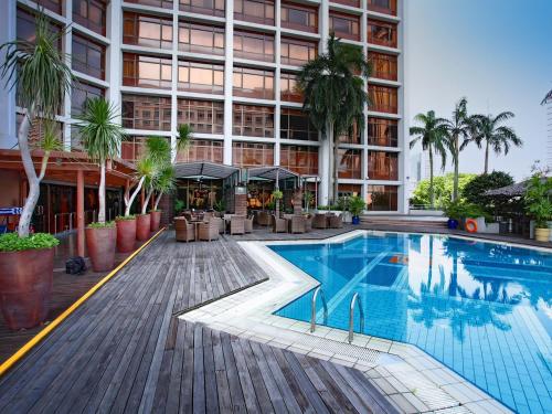 新加坡Village Hotel Bugis by Far East Hospitality的大楼前设有游泳池的酒店