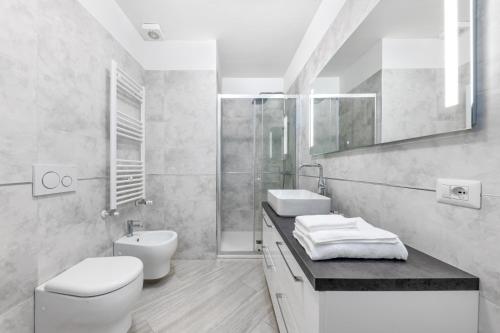 米兰Residenze Niguarda的白色的浴室设有卫生间和水槽。