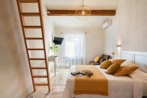 瓜尔迪斯塔洛Beatabb的一间卧室,配有梯子和一张位于房间的床
