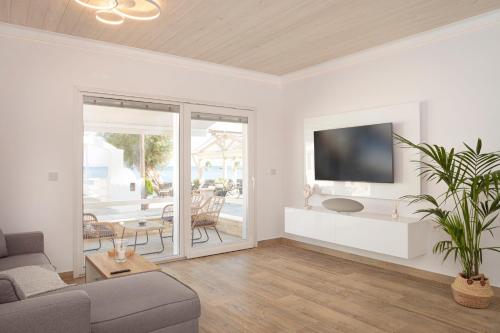 伊莱恩ETHOS Luxury Home - Seaview Villa with Hot-Tub!的带沙发和电视的客厅