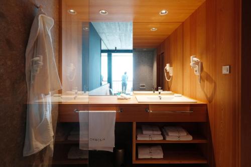 扎通Hotel Osmolis的一间带水槽和大镜子的浴室