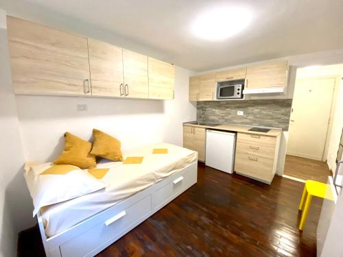 布勒伊-切尔维尼亚Luna's Cozy Apartment, skiin skiout in centre CIR 17的小房间设有床和厨房